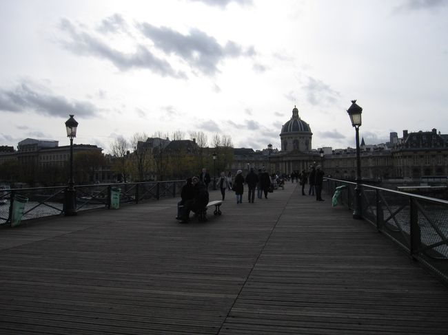 芸術橋　向かいの建物はフランス学士院<br /><br />