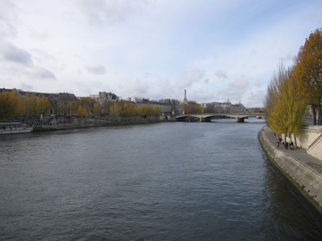 遠く　小さくエッフェル塔が見えます<br /><br />