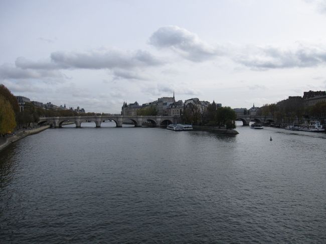 ポン・デ・ザールからシテ島を望む<br /><br />