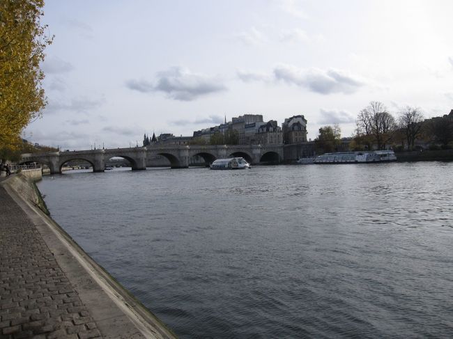 紅葉の木々の下　セーヌ河畔をそぞろ歩く　あ〜パリなんだって実感<br /><br />