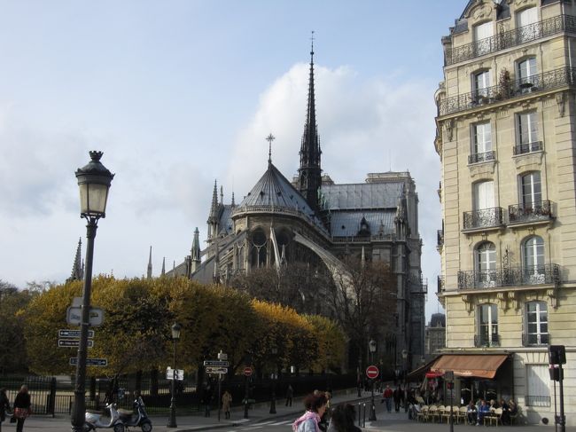 サンルイ島への橋からのノートルダム寺院の後姿<br /><br />