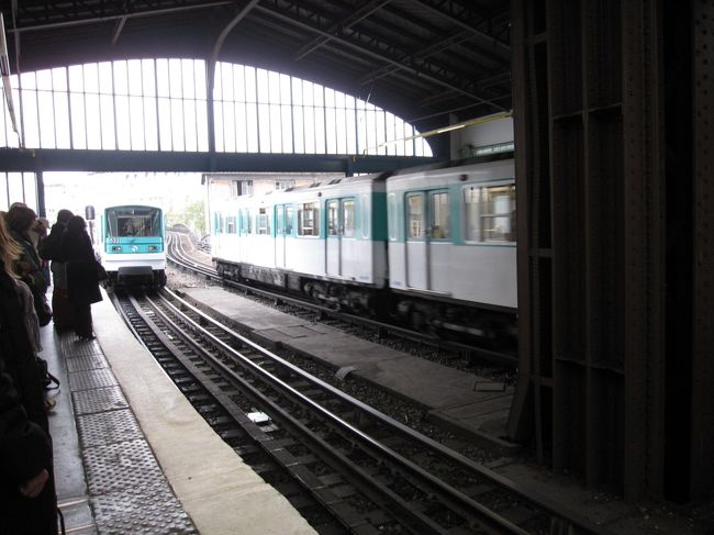オーステリッツ駅　メトロだけど地上に出ます<br /><br />