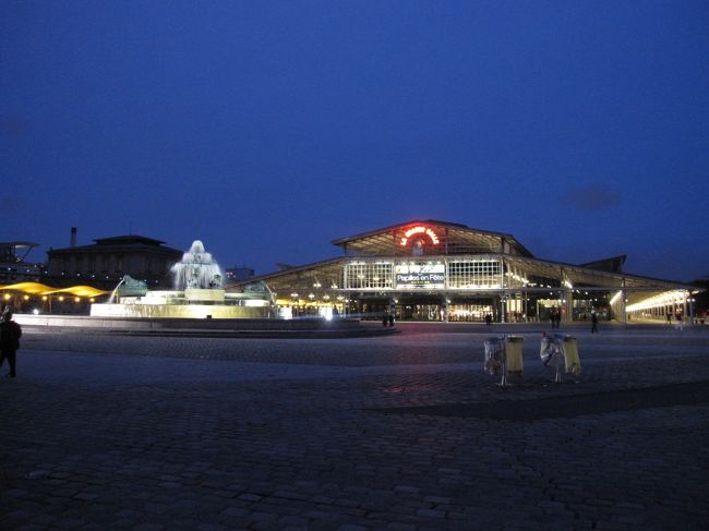 コンサート会場前の広場<br /><br />