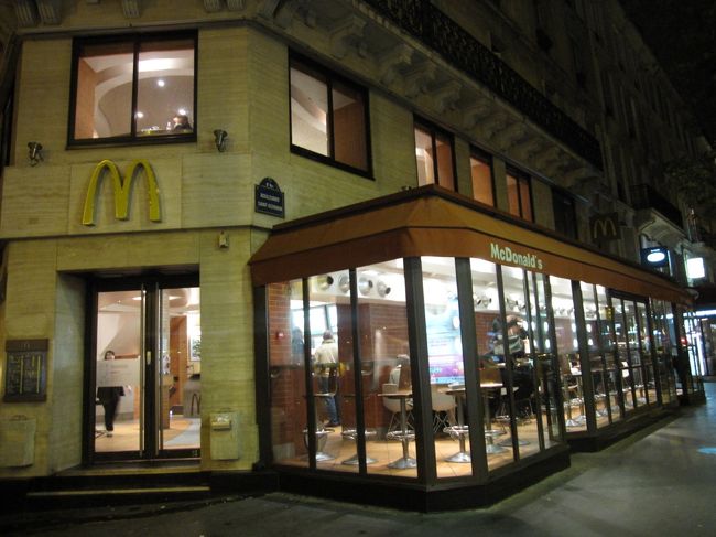 カルチェラタンのマック　街並に溶け込む様な色合い<br /><br />