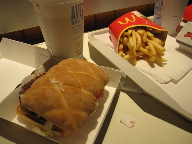 フランスオリジナルメニュー　レタス・トマトが入っててヘルシー　ポテトはしっかり揚がってて美味し<br /><br />