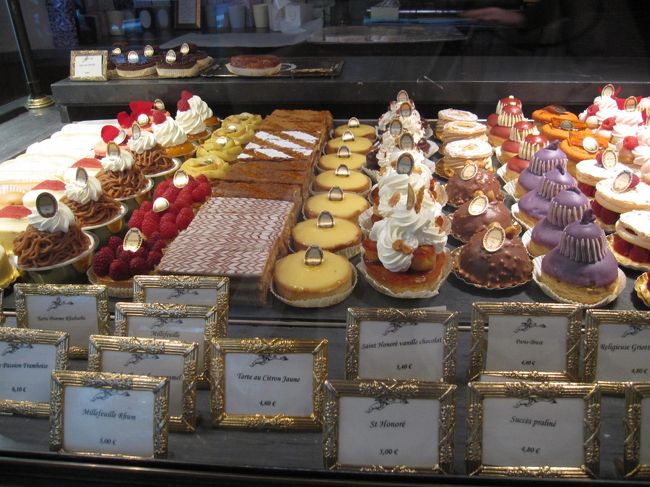 こちらマカロンの「ラデュレ」のケーキラインナップ　お値段見て(@_@)<br /><br />