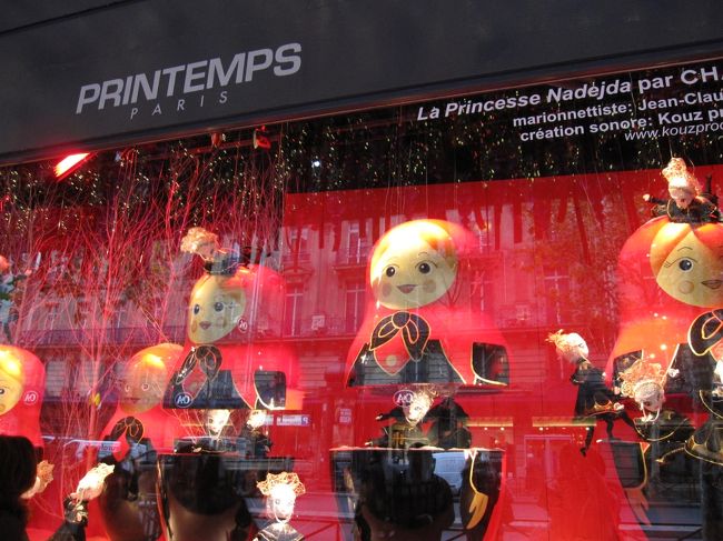 プランタンデパート　Ｘｍａｓのショーウインドウ　これはシャネルの飾りつけ<br /><br />