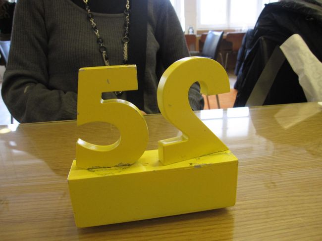 セーヌ左岸唯一のデパート ボン・マルシェのカフェでランチ　これは番号札代わり<br /><br />