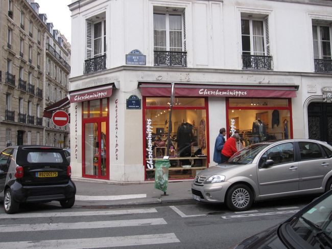 シェルシェミディ通りの「シェルシェミディ」という名の洋服リサイクル店<br /><br />女性　男性　お子様　ブランド物　それぞれ違う店舗が点在<br /><br />なかなかの盛況ぶり　とても入りやすく試着も気軽にできます<br /><br />