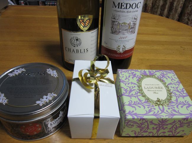 安ワイン　クスミテイのアールグレイ　街角パン屋のチョコ　ラデュレのマカロン<br /><br />