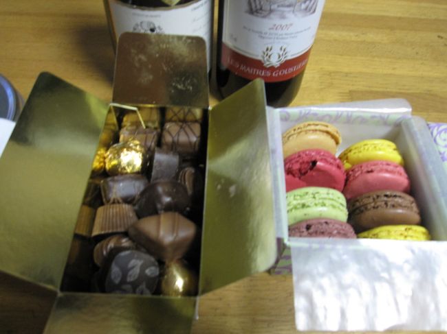 中身　<br /><br />マカロンは手荷物に入れたけど少し崩れ気味<br /><br />チョコはグラム売り　25個くらい入ってて15ユーロだったかな。<br />かなり美味し<br /><br />パリの普通のパン屋の実力を思い知る<br />日によってはマカロンも作るらしい