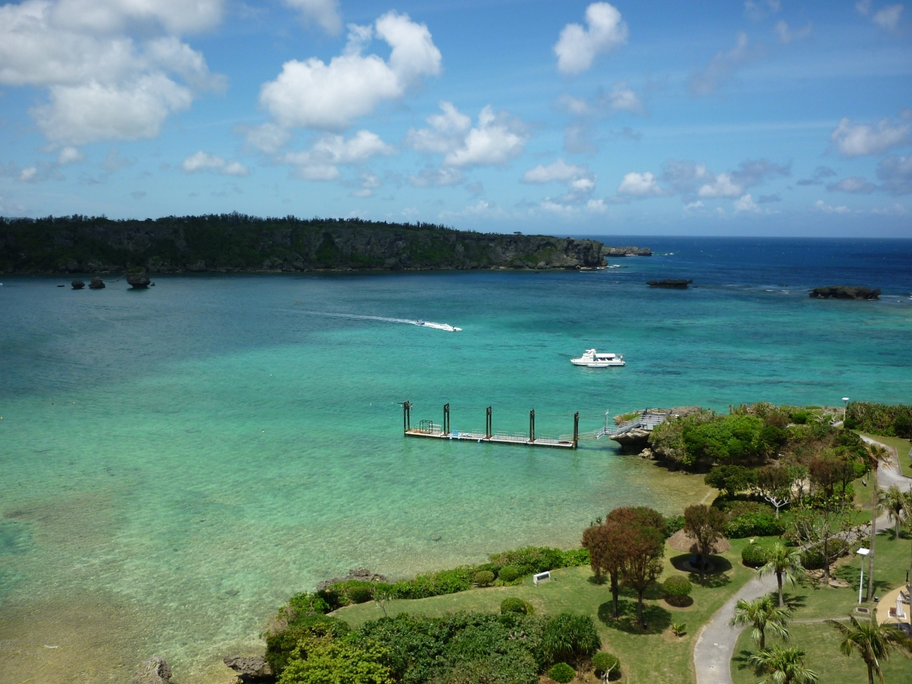 ホテルのテラスより

日本でこんな景色が撮れるとは！！　

万座毛です