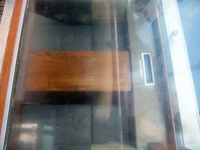 「リバータウン」に乗船しました。これから浜離宮恩賜公園まで35分の旅<br /><br />浅草からは他にも晴海経由お台場海浜公園行き、東京ビックサイト行き、パレット経由東京ビックサイト行き、お台場海浜公園経由豊洲行き　等が出ています<br /><br />船室は2階建て。写真は1階。テーブルを挟んでベンチシートがあります