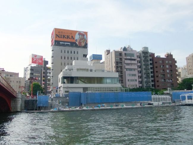 こちらが本来の桟橋。リニューアル工事中なので、↑の仮の桟橋から乗りました<br /><br />NIKKAの看板のあるビルの隣りぐらいが東京メトロ銀座線の浅草駅です。雷門＆浅草寺はこのビル群の向こう側