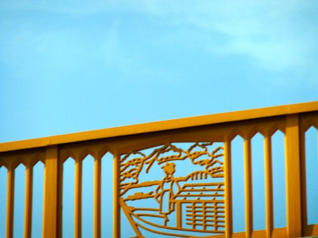 欄干に模様も。　こうして見ると、色とりどりで個性的な橋ばかり(^^)<br /><br />以前から海外に行っても橋が気になっていました。ニューヨークのブルックリン橋、ハンガリーのブダペストでドナウ河に架かる世界遺産くさり橋をはじめとするいくつもの橋、フランスのストラスブールの運河に架かる数々の橋etc.<br /><br />元々建築物に興味があるのですが、今回調べてみて改めて構造形式の多様さに驚きました。今後も気になりそうです、橋たち(^^)