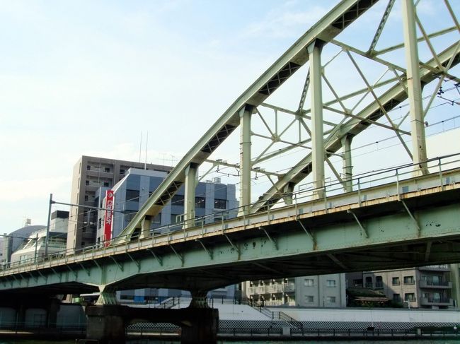 JR総武線隅田川橋梁<br /><br />構造形式：3径間ゲルバー下路式ランガー桁 <br />橋長：172m <br />線数：複線 <br />竣工：1932(昭和7)年3月<br /><br />JR総武線専用の橋。橋の上を通るのは慣れていてもくぐるのは2度目