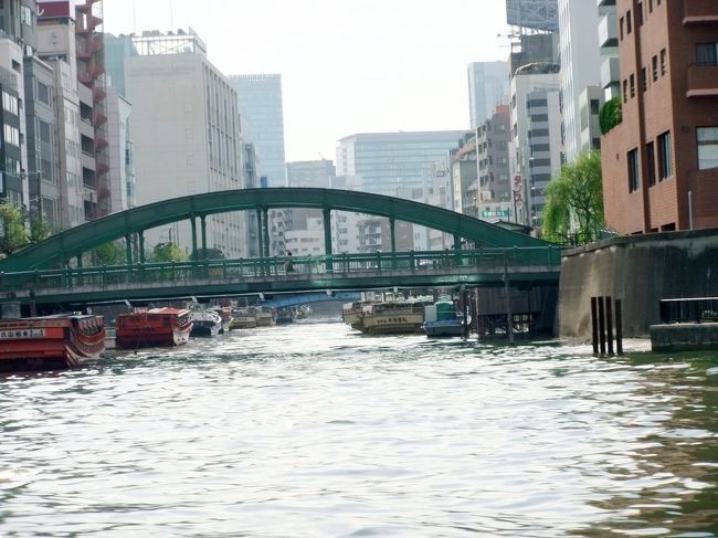 神田川との合流地点から神田川を見た、神田川にかかる柳橋<br /><br />元禄の時代1698年に初めて橋が架けられたそう。現在の橋は関東大震災後に架けられたもの