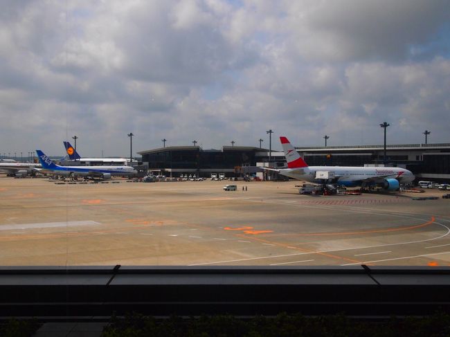 【一日目】移動…！！<br /><br />仕事を終え急いで旅行準備の追い込みをし、新幹線＆夜行バスで移動し成田へ。強い地震が来て成田にたどり着けない…！なんてことだけ無いようにただひたすら祈ってました（笑<br /><br />座りっぱなしでお尻＆腰も痛く、足もかなりむくんでいたので散歩がてら空港ブラブラ。