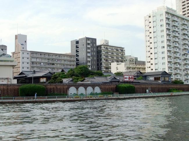 遠目に古い日本家屋が気になった建物「水たき　治作」開業70年以上の老舗<br /><br />建物は旧財閥の別邸なんだそうです。納得<br /><br />行ってみたいな〜と思ったけど、高級料亭。ちょっと手が届かないかも(;^_^A