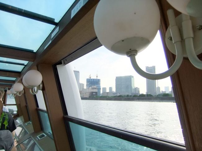 船内のライトは丸くてレトロな雰囲気