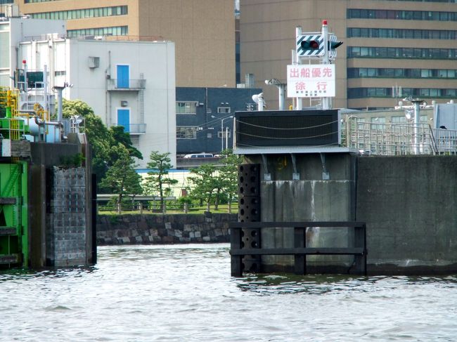 この水門から中に入ると浜離宮の桟橋があります