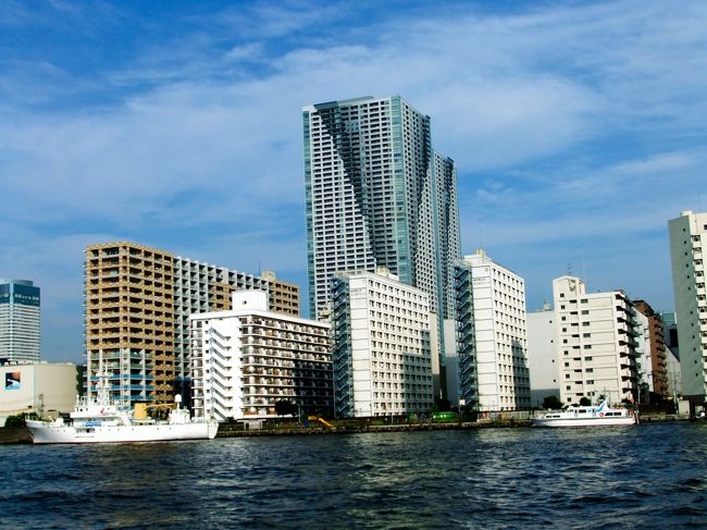 水上バスは日の出桟橋まで行きますが、ひとつ手前の浜離宮恩賜庭園で下船します。以前乗った時よりも楽しめた川の旅でした(^^)<br /><br />一度行った場所でもずいぶん印象が変わるものですね<br /><br />↓下船後の散策<br />浜離宮恩賜庭園　2010夏　水上バスを降りて散策<br />http://4travel.jp/traveler/wol/album/10576020/