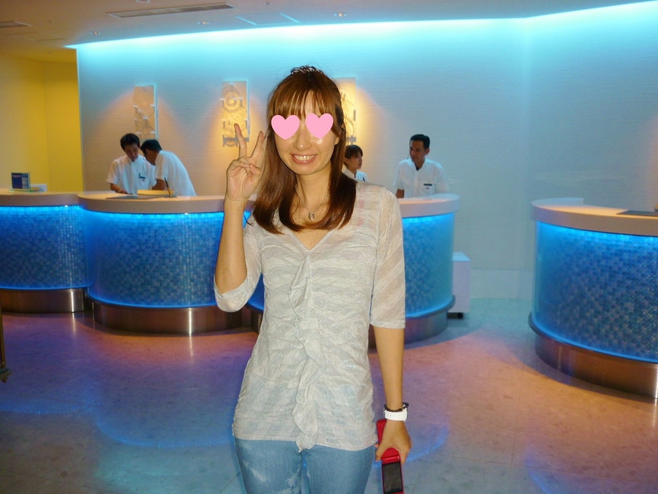 1人1日あたりプラス1000円でビーチサイドのお部屋にチェンジしてあげるよ

そう・・・じゃあお願いします

んっ・・お隣さんをみると・・・
他の旅行客にも同じこと言ってるーーー(；一_一)

お部屋空いてるなら　タダで　とか思ってしまうのはセコイかしら

パラオとかは無料でアップグレードしてくれたのに・・・