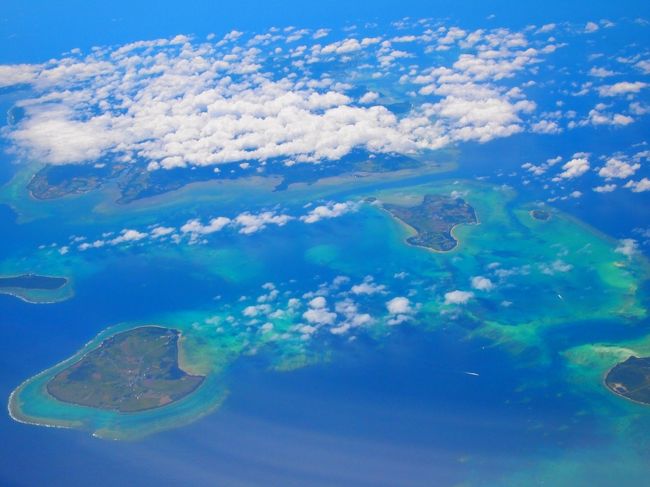 フライトマップ（？）で見ると、ちょうど台湾の右隣りぐらい。<br />帰国してからグー○ルマップの航空写真と見比べたら、石垣島周辺でした。<br />沖縄にまだ行ったことが無いのですが、この海の色を見たらすごく行きたくなりました…。
