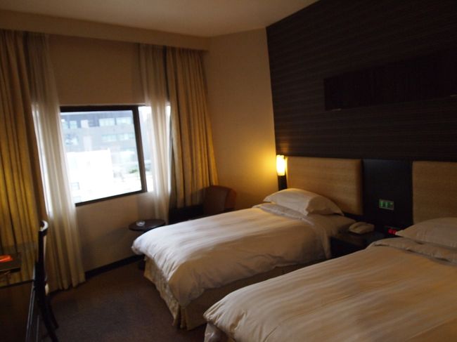 お尻＆腰の痛みと足のむくみと格闘している内に空港到着。<br />第3ターミナルの端に到着だったので、モノレールを使ってターミナル中央部へ移動。<br />…したはいいものの、ぱっと見どこが入国審査の場所かわからず…。<br />同じモノレールに乗っていた何組かの日本人観光客は「こっちかな〜」といいつつ、思いっきり『Terminal2』と書いてあるモノレールに乗っていってしまいました…。<br />そんなわけないだろ！と一人心の中でツッコミを入れつつ、モノレールの降り口からちょっと歩いたら、入国審査場への案内板でてました。<br /><br />ホテル＋航空券のツアーを使ったので、出口でガイドさんと合流。<br />地震のせいで、日本人観光客激減してるとのことでした。迎えも私一人だけだったし…。<br /><br />30分程でホテルに到着！<br />宿泊先はHOTEL ROYAL@QUEENS。ロビーは小さくて何だか不安だったけど、部屋は結構キレイでした！