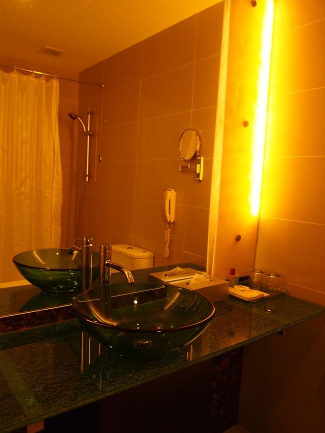 洗面所。<br />キレイだけど、結構カウンターが高い＆ボウル（？）の高さが結構あるので、158cmの私は洗顔するのがちょっと大変でした…。