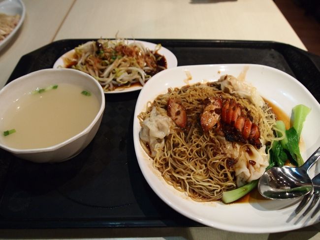 ホテルで今回の旅行でお世話になる現地人の子と待ち合わせ〜。<br />若くてかわいい双子姉妹(Sちゃん＆Aちゃん)に案内してもらって、私は幸せ者です…（←<br /><br />晩御飯を食べにブギス・ジャンクションのフードコートへ。<br />私はワンタン・ミーをチョイス。4SGDぐらい？日本円にしたら300円もしない…。安い…！！<br />注文も何もかもSちゃんにお任せでした…(；・∀・)<br /><br />お味は、想像していたよりチャーシューがちょっと甘かったけど、ワンタンもプリプリしていておいしかったです！