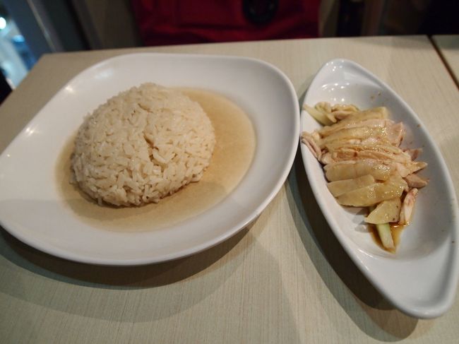 私が色んな料理を食べれるように＆写真撮れるように（笑）気を使ってくれて、私と違う料理を毎回注文してくれてました…。なんていい子達…！！（ﾎﾛﾘ<br /><br />これはSちゃんが注文していたチキンライス。<br />ごはんが日本の米じゃない時点で『食べれないだろうな…（※タイではお米のあの独特のニオイがダメで食べれなかった）』と思っていたら、ガラスープ？か何かで炊いてあっておいしく食べれました！<br />チキンもSちゃんが「スチームした方がジューシーでおいしいですよ」と言っていただけあってプリプリしておいしかったです。