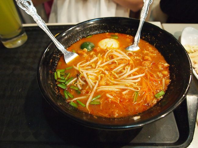 これの名前…ド忘れしてしまいました…<br /><br />ラクサ？ミー・シャム？とりあえず、マレー系料理です（←<br />色がかなり赤いので激辛料理か！？と身構えてしまいましたが、ココナッツミルクをベースにちょっと辛い＆甘い味のスープでした。<br />麺はビーフンみたいな細い麺。スープとよく絡んで美味しかったです（＾＾