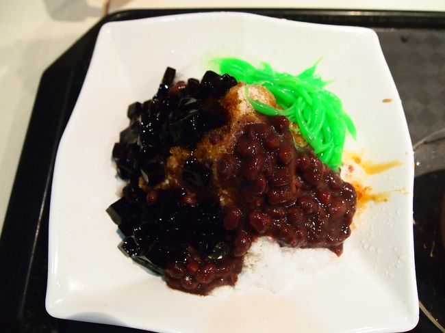 お次はデザート。<br /><br />まずは1品目。チェンドル。2SGDぐらい。<br /><br />見慣れない緑色の謎の物体を見ていたら、怪訝そうな顔をしていたんでしょうね、ものすっごい笑われました…（笑<br />ココナッツミルクのシロップと仙草のゼリー、パンダンのゼリー（←これが思いっきり緑色）、小豆が上にのってます。<br />最初はおそるおそる食べてましたが、小豆とココナッツミルクの組み合わせが美味い…！！