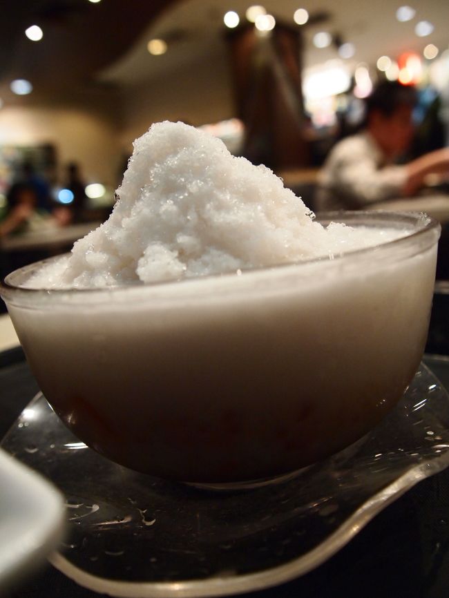 2品目。ボボチャチャ。これも2SGDぐらい。<br /><br />普通は温かいまま食べるそうなんですが、Sちゃんが冷たいボボチャチャが好きだということでアイス仕様です。<br />これもココナッツミルクにタロイモやサツマイモ（ちょっと日本のサツマイモとは違うけどSweet Potatoだよって言ってた）、あと謎のむにょむにょしたオレンジ色のゼリー（笑）等が入ったデザート。<br />タロイモが完全にアウトでした…（←<br /><br />あと、ココナッツミルクだけ…というのが私はダメらしく、気づいたらチェンドルばっかり食べてました。（小豆の味でココナッツミルクの味が薄く？なったから大丈夫だったみたいです）<br /><br />この後、閉店まで話をして居座り（笑）1日目終了！！