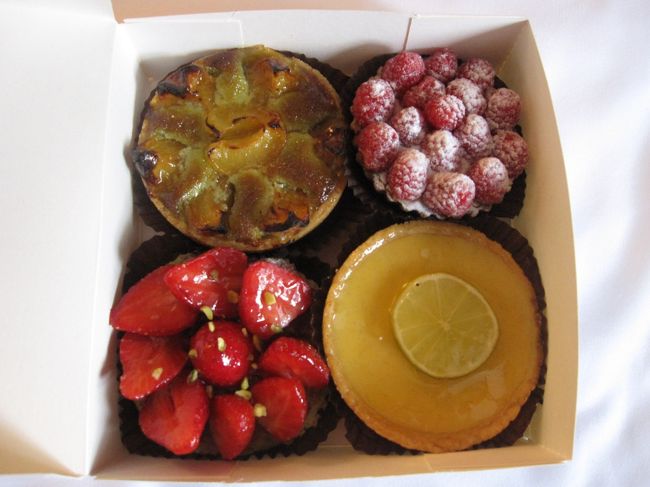 夢にまで見た街角パン屋のケーキたち<br /><br />タルト4種　苺　シトロン　フランボワーズ　アンズ