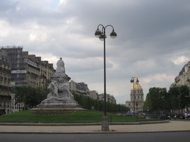ブルトゥイユ広場<br /><br />アンヴァリッドが見えます<br /><br />