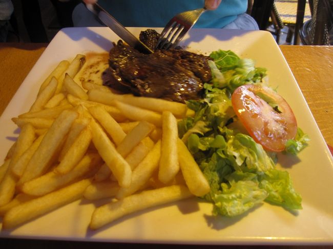 夫の頼んだステーキ＆フレンチフライ<br /><br />フランス人はこの組み合わせが結構好きらしい<br /><br />夫曰く 噛みきれない恐ろしいシロモノ