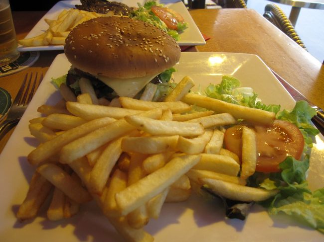 私と長女のパリなのにチーズバーガー^^;<br /><br />