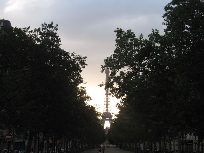 夕暮れのブルトゥイユ広場<br />