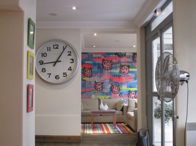 ホテル玄関<br /><br />大きな時計は各部屋にも必ずあります