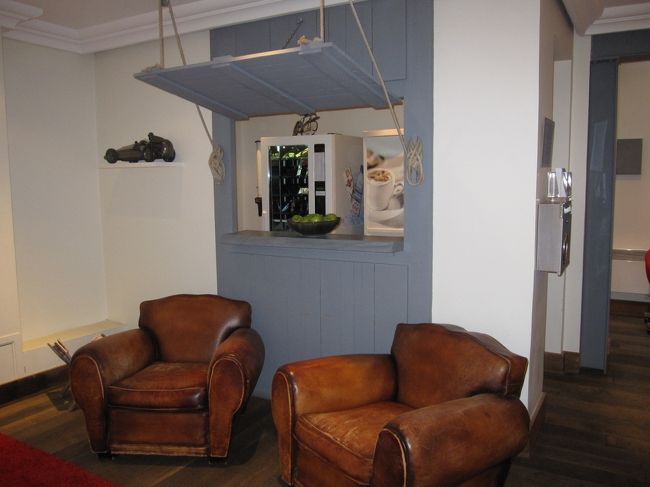 ロビー　奥にドリンクの自販機あり