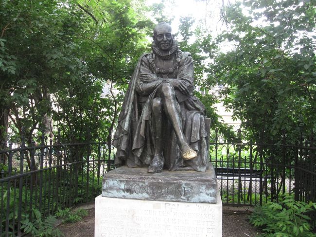 ソルボンヌ大学　向かいにあるモンテーニュ像