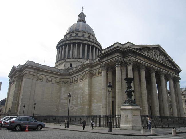 パンテオン　<br />エミール・ゾラも眠ってるそうですが<br />モンマルトル墓地のお墓にはいったい何が収まってるのか<br />不思議に思います