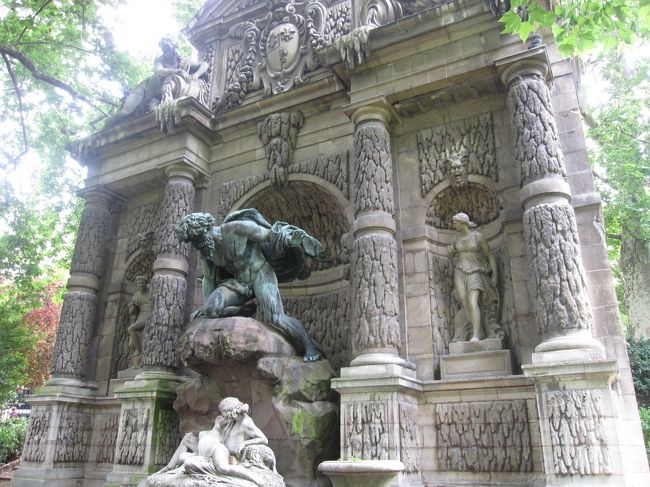 公園奥のモニュメント