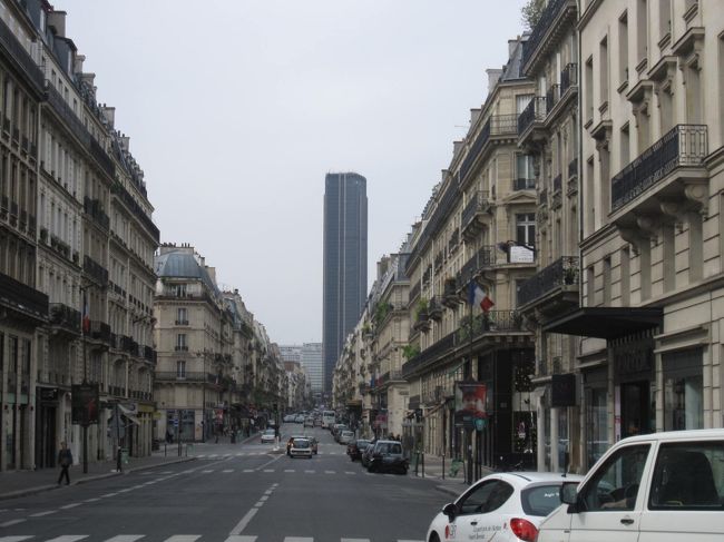 サンジェルマン・デ・プレよりレンヌ通り　<br />モンパスナスタワーが見えます