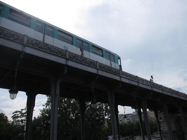 メトロ6号線が高架を走ります