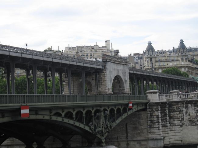 セーヌ河畔からのBir-Hakeim橋