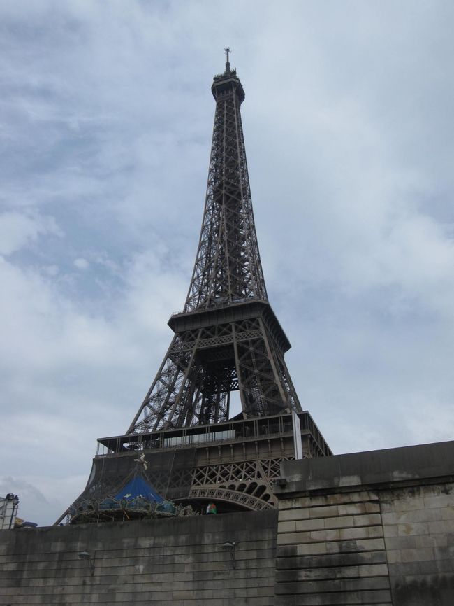 イエナ橋のたもとからのエッフェル塔