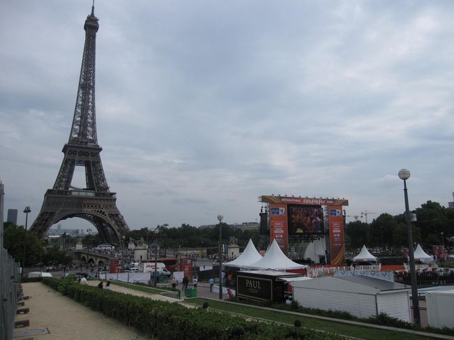 シャイヨー宮前でワールドカップのパブリック・ビューイング